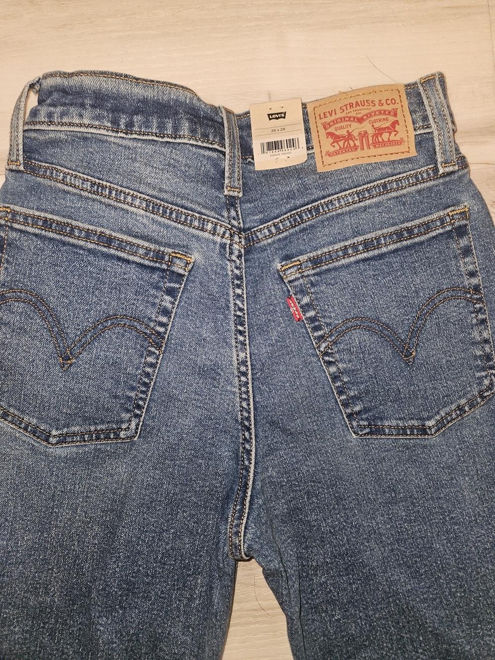 NWT Levi’s Women’s Straight Leg Jeans Medium Wash Button Fly 26x28 - Picture 7 of 8